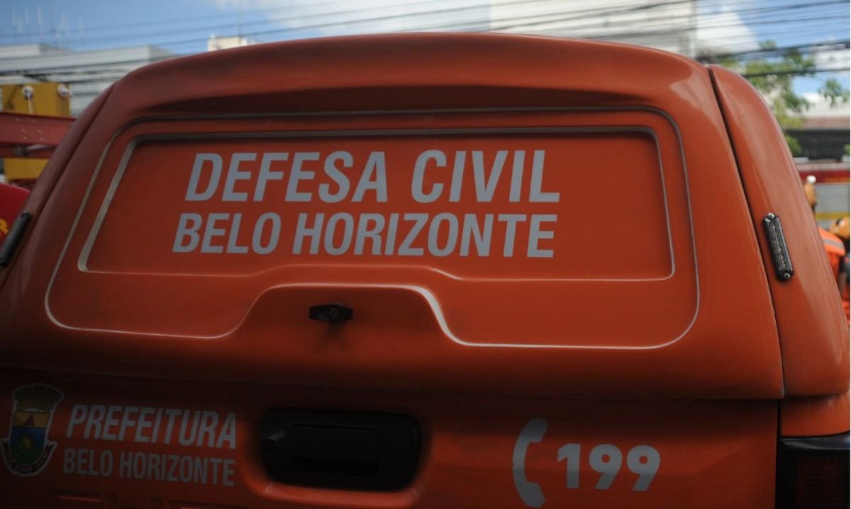 Defesa Civil de BH analisa riscos do local onde muro de arrimo desabou e rede de distribuição de água rompeu - (crédito: Alexandre Guzanshe/EM/DA Press)