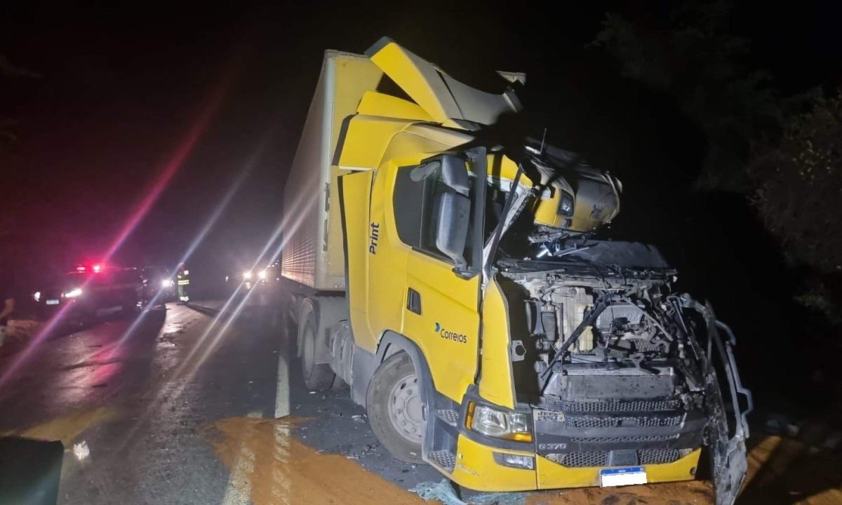 Carreta teve a cabine destruída em sinistro na BR-251, em Francisco Sá, no Norte de Minas Gerais, após batida entre veículos de transporte de carga onde os dois condutores se feriram - (crédito: CBMMG)