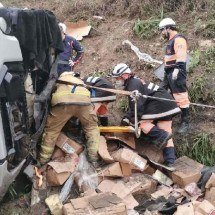 BR-381é interditada após tombamento de carreta - CBMMG