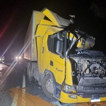 Colisão entre carretas deixa dois motoristas feridos e interdita BR-251 - CBMMG