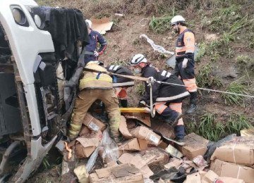 Bombeiros atendem tombamento de carreta na Curva do Boi, em Jo&atilde;o Monlevade, na rodovia BR-381, a Rodovia da Morte -  (crédito: CBMMG)