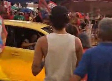 Motorista de um Up amarelo avançou o sinal contra manifestantes durante concentração de ato pró-Lula em Belo Horizonte, na tarde deste sábado (17/10) -  (crédito: Mizael Souto)