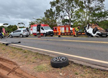 As vítimas foram socorridas pelo Corpo de Bombeiros, Samu e pela ambulância da concessionária que administra a via -  (crédito: CBMMG/Divulgação)