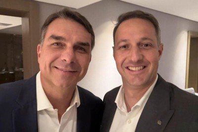 Flávio Bolsonaro ao lado de Guilherme Derrite -  (crédito: Reprodução/X)