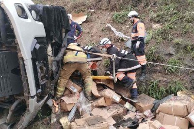 Bombeiros atendem tombamento de carreta na Curva do Boi, em Jo&atilde;o Monlevade, na rodovia BR-381, a Rodovia da Morte -  (crédito: CBMMG)