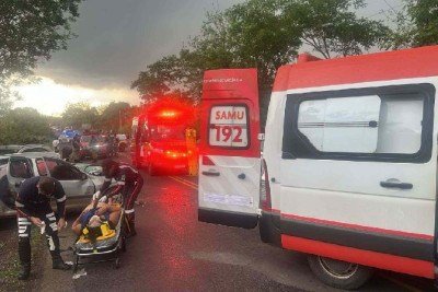 Unidades do Samu e do Corpo de Bombeiros Militar de Minas Gerais foram acionadas para o salvamento de m&uacute;ltiplas v&iacute;timas na MG-238 em Funil&acirc;ndia -  (crédito: CBMMG)