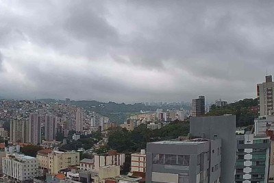 Regi&atilde;o Centro-Sul com tempo fechado e muitas nuvens desde a Serra do Curral, em Belo Horizonte. Previs&atilde;o de chuva neste s&aacute;bado. -  (crédito: Reprodu&ccedil;&atilde;o/Clima ao Vivo)