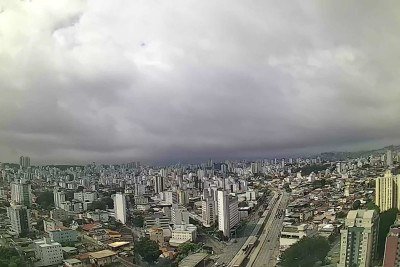 Clima fechado e mais previsões de chuva que mais do que dobrou o esperado para outubro em Belo Horizonte -  (crédito: Reprodução/Clima ao Vivo)