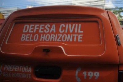 Defesa Civil de BH analisa riscos do local onde muro de arrimo desabou e rede de distribuição de água rompeu -  (crédito: Alexandre Guzanshe/EM/DA Press)