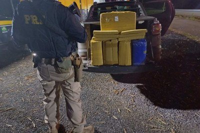 Tabletes de maconha foram encontrados pela PFR dentro da caminhonete e apreendidos. Casal envolvido foi preso -  (crédito: PRF/divulgação)