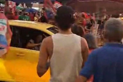 Motorista de um Up amarelo avançou o sinal contra manifestantes durante concentração de ato pró-Lula em Belo Horizonte, na tarde deste sábado (17/10) -  (crédito: Mizael Souto)