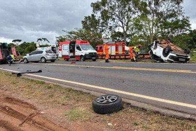 As vítimas foram socorridas pelo Corpo de Bombeiros, Samu e pela ambulância da concessionária que administra a via -  (crédito: CBMMG/Divulgação)