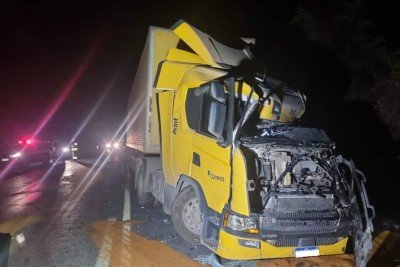 Carreta teve a cabine destru&iacute;da em sinistro na BR-251, em Francisco S&aacute;, no Norte de Minas Gerais, ap&oacute;s batida entre ve&iacute;culos de transporte de carga onde os dois condutores se feriram -  (crédito: CBMMG)