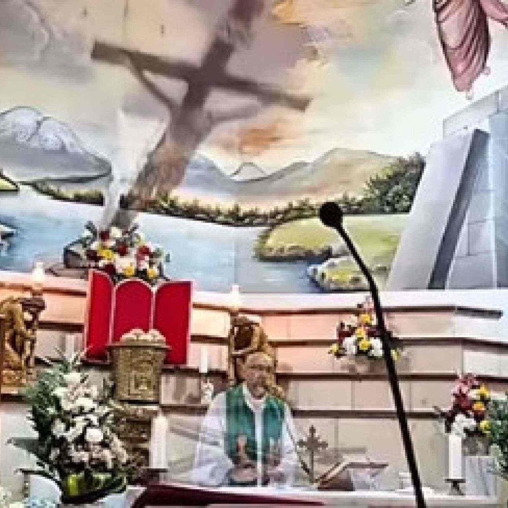 Padre morre atingido por cruz que caiu do altar durante missa; veja vídeo