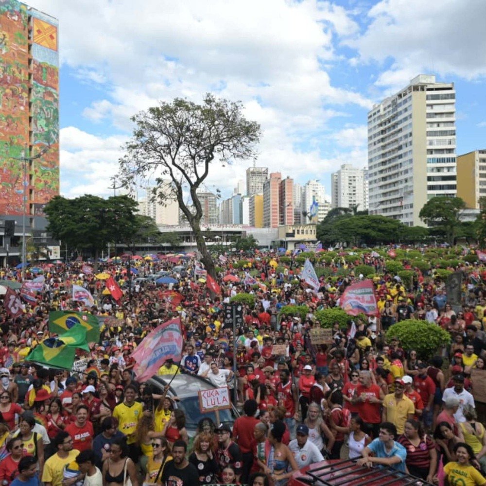 Manifestação em apoio a Lula leva multidão às ruas do Centro de BH