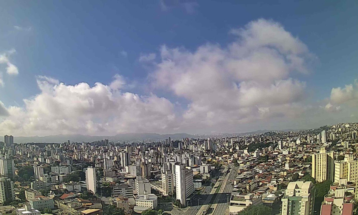 Dia amanhece aberto em Belo Horizonte com a maior concentração de nuvens na cadeia da Serra do Curral. Na foto, vista a partir do Nordeste da capital - (crédito: Reprodução/Clima ao Vivo)