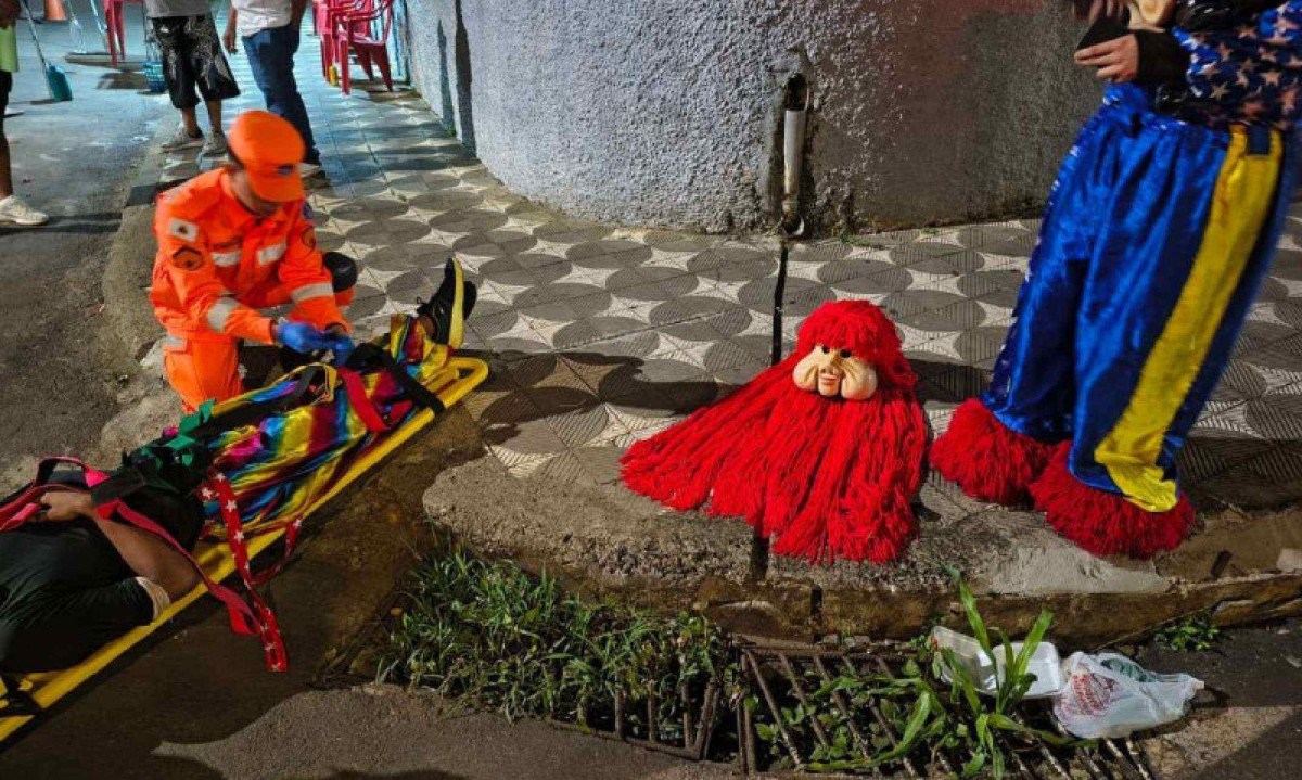 Bombeiros atendem adolescente que se feriu fazendo acrobacia fantasiado de Fofão em Alfenas, no Sul de Minas - (crédito: CBMMG)