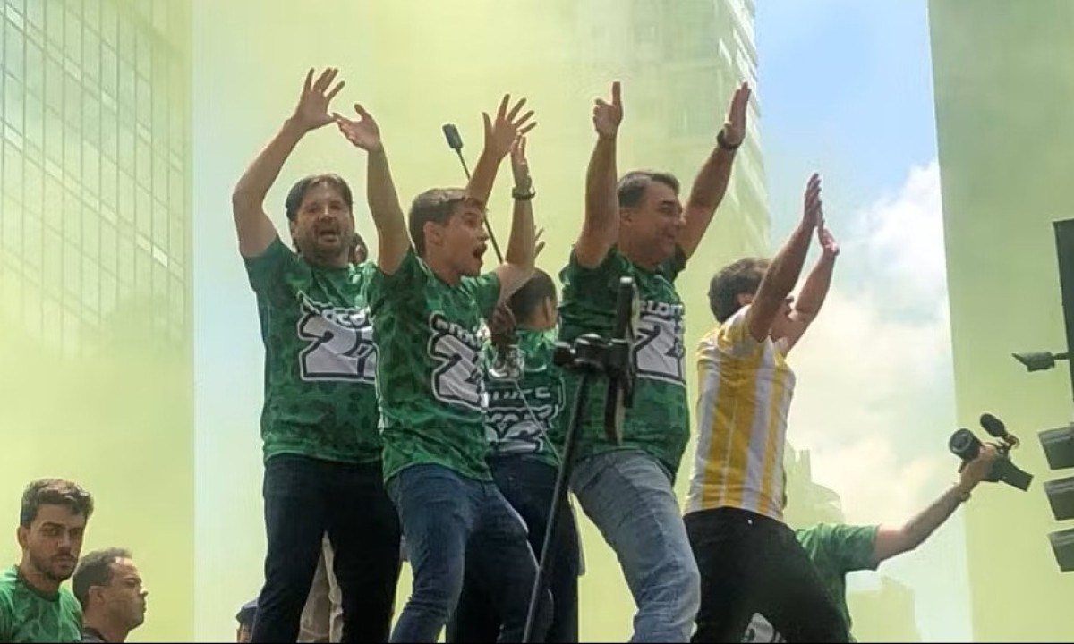 Apoiadores do 'Bloco 22' participaram da manifestação para Flávio Bolsonaro na Paulista - (crédito: Reprodução/TV Globo)