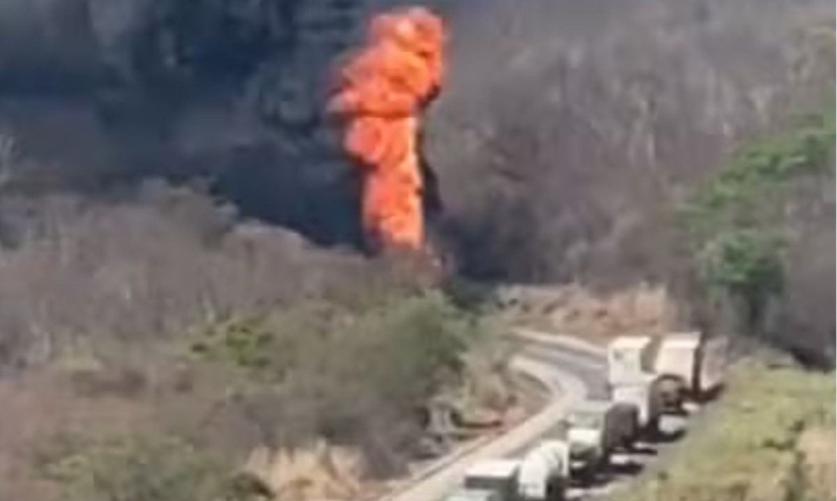 Carreta carregada com diesel pega fogo na BR-251, em Salinas, e interdita a rodovia neste domingo (18/10) - (crédito: Redes sociais/Reprodução)