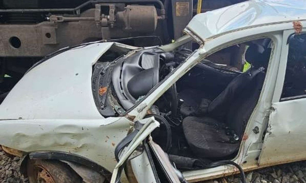 Carro ficou bastante danificado após colisão com trem, nas proximidades da Avenida Francisco Valadares, no Bairro Poço Rico, em Juiz de Fora - (crédito: CBMMG/Divulgação)