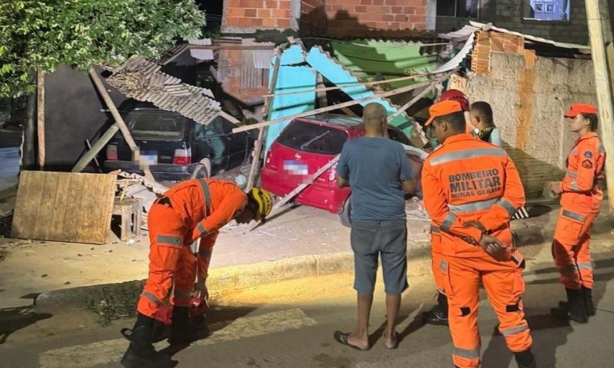 Celta invadiu casa e danificou muro da casa no Bairro Cidade Industrial, em Montes Claros, no Norte de Minas - (crédito: CBMMG/Divulgação)