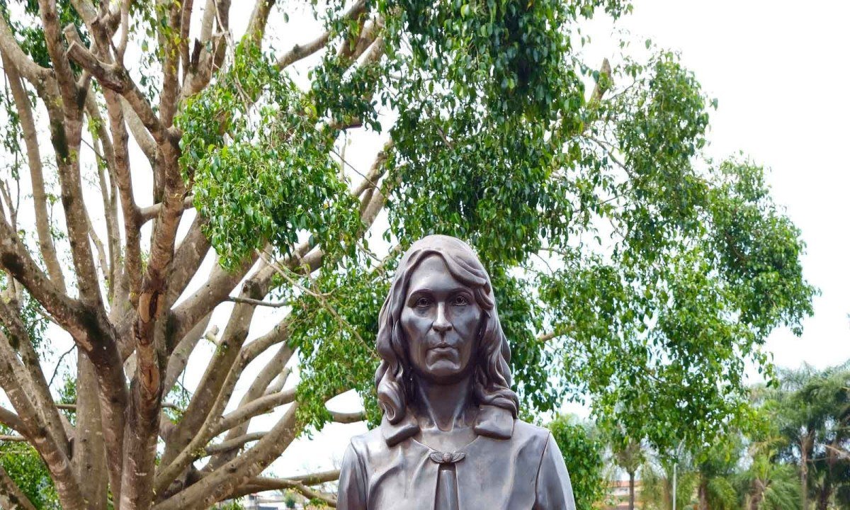 Estátua de Elvira Komel, na Praça da Lagoa, em Barão de Cocais, cidade mineira onde ela nasceu - (crédito: SILVANO MUNIZ/ACERVO DA SECRETARIA MUNICIPAL DE CULTURA E TURISMO DE BARÃO DE COCAIS/DIVULGAÇÃO)