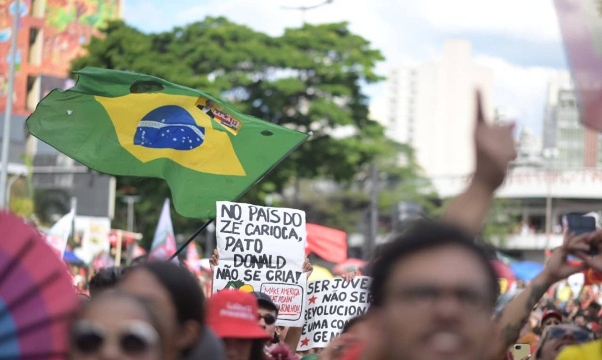 O evento foi convocado pelas redes sociais, por estudantes e integrantes de movimentos sociais, em busca de apoio na reta final da campanha de segundo turno. - (crédito: Leandro Couri/EM / D.A Press)