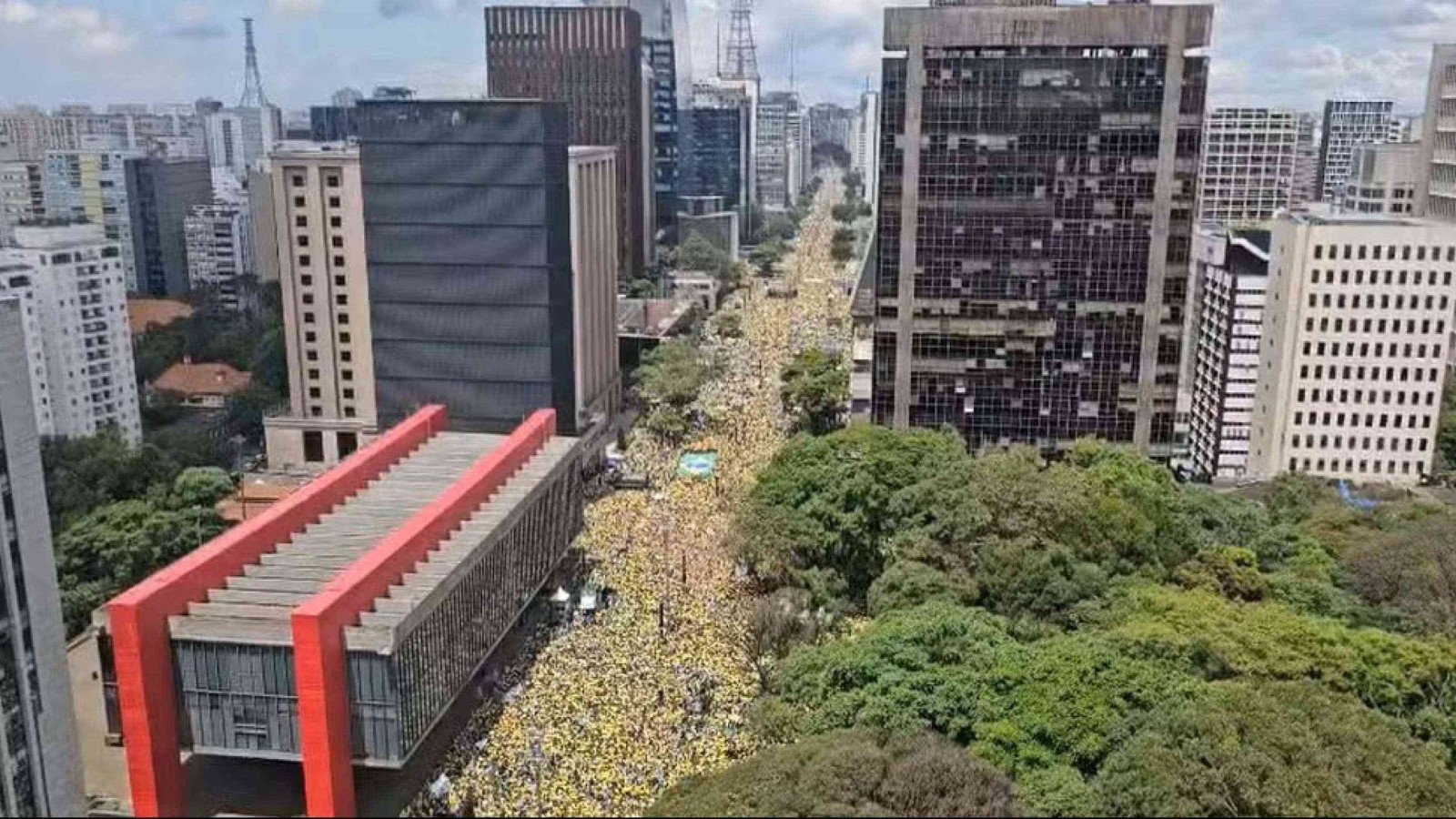 Flávio Bolsonaro reúne apoiadores na Paulista para manifestação