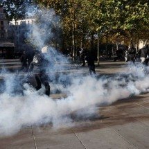 França tem 1 morto, 500 policiais feridos e 1.800 presos após protestos - Abdul Saboor/Reuters/Folhapress