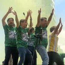 Organizadores de ato de Flávio pedem que apoiadores recolham bandeiras - Reprodu&ccedil;&atilde;o/TV Globo
