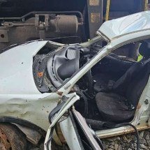 Trem bate em carro e deixa um morto e motorista em estado grave em Minas - CBMMG/Divulgação