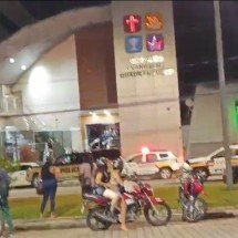 Mulher entra armada em igreja e dispara contra objetos em Minas - Reprodução
