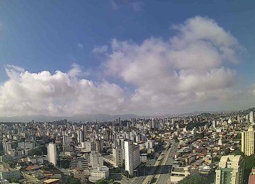 Dia amanhece aberto em Belo Horizonte com a maior concentra&ccedil;&atilde;o de nuvens na cadeia da Serra do Curral. Na foto, vista a partir do Nordeste da capital -  (crédito: Reprodu&ccedil;&atilde;o/Clima ao Vivo)