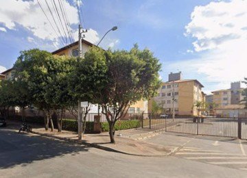 Conjunto habitacional no qual a polícia encontrou o idoso morto com faca cravada nas costas, em Sete Lagoas. Sobrinho figura entre os suspeitos -  (crédito: Reprodução/Google StreetView)
