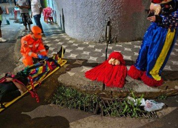Bombeiros atendem adolescente que se feriu fazendo acrobacia fantasiado de Fof&atilde;o em Alfenas, no Sul de Minas -  (crédito: CBMMG)