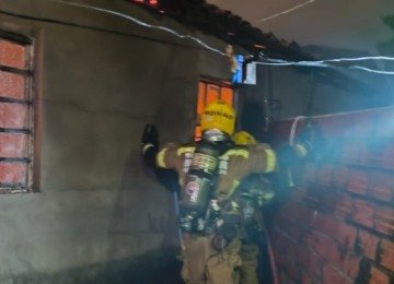 Incêndio que pode ter sido criminoso expulsa família de casa em Salinas, no Norte de Minas. Suspeito de 22 anos foi detido -  (crédito: CBMMG)