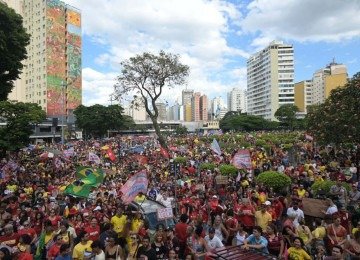 Milhares de apoiadores do presidente Luiz Inácio Lula da Silva (PT), candidato à reeleição, lotaram a Praça Raul Soares, neste domingo (18/10) -  (crédito: Leandro Couri/EM / D.A Press)