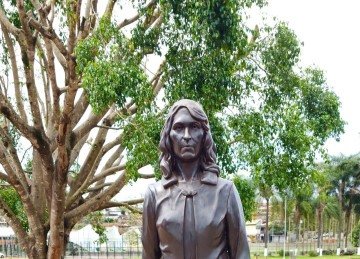 Est&aacute;tua de Elvira Komel, na Pra&ccedil;a da Lagoa, em Bar&atilde;o de Cocais, cidade mineira onde ela nasceu -  (crédito: SILVANO MUNIZ/ACERVO DA SECRETARIA MUNICIPAL DE CULTURA E TURISMO DE BAR&Atilde;O DE COCAIS/DIVULGA&Ccedil;&Atilde;O)