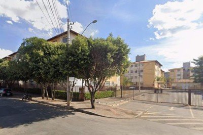 Conjunto habitacional no qual a polícia encontrou o idoso morto com faca cravada nas costas, em Sete Lagoas. Sobrinho figura entre os suspeitos -  (crédito: Reprodução/Google StreetView)
