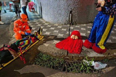 Bombeiros atendem adolescente que se feriu fazendo acrobacia fantasiado de Fof&atilde;o em Alfenas, no Sul de Minas -  (crédito: CBMMG)