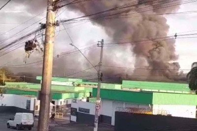 Inc&ecirc;ndio em Sete Lagoas destruiu parte dos galp&otilde;es da empresa aliment&iacute;cia Vibra Foods -  (crédito: CBMMG)