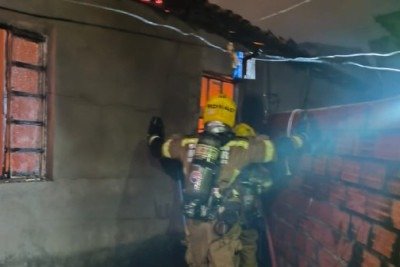 Incêndio que pode ter sido criminoso expulsa família de casa em Salinas, no Norte de Minas. Suspeito de 22 anos foi detido -  (crédito: CBMMG)