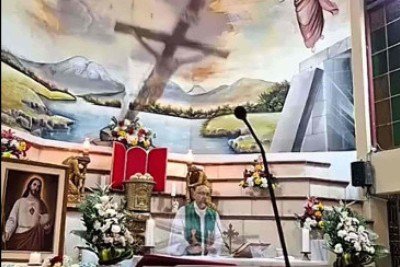 Padre morreu depois de ser atingido na cabe&ccedil;a por uma cruz com imagem de Jesus Cristo durante missa com transmiss&atilde;o ao vivo  -  (crédito: Reprodu&ccedil;&atilde;o/Redes Sociais)