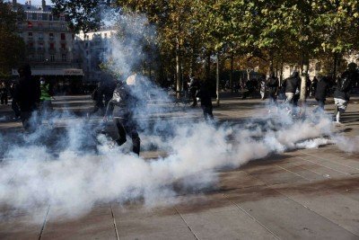 Protestos se espalham pela França devido à alta do custo de vida e da precariedade dos serviços públicos -  (crédito: Abdul Saboor/Reuters/Folhapress)