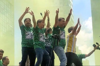 Apoiadores do 'Bloco 22' participaram da manifesta&ccedil;&atilde;o para Fl&aacute;vio Bolsonaro na Paulista -  (crédito: Reprodu&ccedil;&atilde;o/TV Globo)