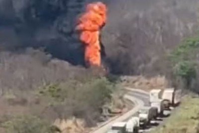 Carreta carregada com diesel pega fogo na BR-251, em Salinas, e interdita a rodovia neste domingo (18/10) -  (crédito: Redes sociais/Reprodução)