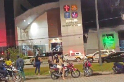 Mulher é presa por atirar em objetos da Igreja Quadrangular localizada no Centro De Governador Valadares, no Rio Doce, em Minas Gerais -  (crédito: Reprodução)