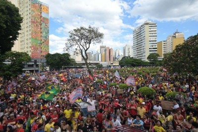 Milhares de apoiadores do presidente Luiz Inácio Lula da Silva (PT), candidato à reeleição, lotaram a Praça Raul Soares, neste domingo (18/10) -  (crédito: Leandro Couri/EM / D.A Press)