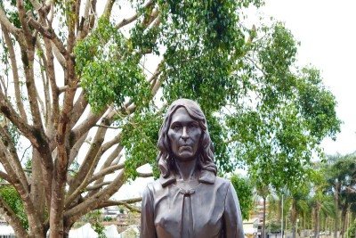 Est&aacute;tua de Elvira Komel, na Pra&ccedil;a da Lagoa, em Bar&atilde;o de Cocais, cidade mineira onde ela nasceu -  (crédito: SILVANO MUNIZ/ACERVO DA SECRETARIA MUNICIPAL DE CULTURA E TURISMO DE BAR&Atilde;O DE COCAIS/DIVULGA&Ccedil;&Atilde;O)