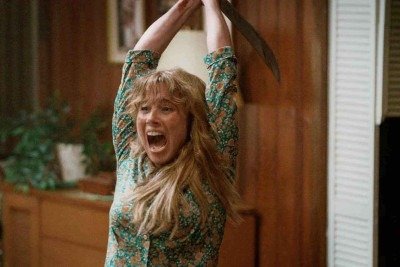 Linda Cardellini, premiada com o Emmy por 'DTF', agora vive Pamela Voorhees na s&eacute;rie 'Crystal Lake'
 -  (crédito: Universal+/reprodu&ccedil;&atilde;o)